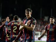 MADRID, 16/03/2026.- El delantero del Levante Carlos Espí celebra tras anotar el primer gol del equipo durante el partido de la jornada 28 de LaLiga EA Sports que el Rayo Vallecano y el Levante UD disputan este lunes, en el Estadio Vallecas en Madrid. EFE/ Juanjo Martín