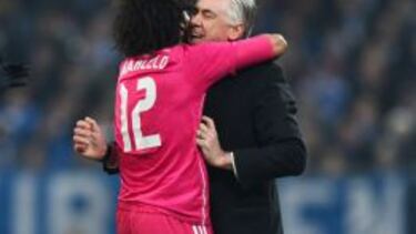 Marcelo celebra su tanto con Carlo Ancelotti.