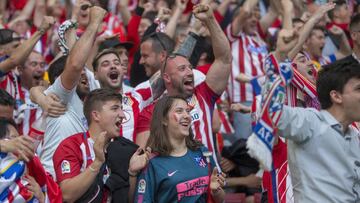 Imagen de aficionados del Atlético de Madrid celebrando la victoria de su equipo en la final de la Europa League tras presenciar el partido en pantallas gigantes en el Wanda Metropolitano.