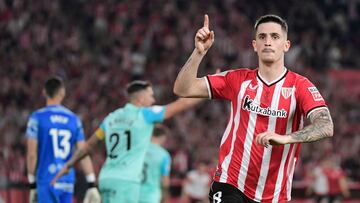 Athletic Bilbao's Spanish midfielder #08 Oihan Sancet celebrates scoring an equalizing goal during the Spanish Copa del Rey (King's Cup) final football match between Athletic Club Bilbao and RCD Mallorca at La Cartuja stadium in Seville on April 6, 2024. (Photo by CRISTINA QUICLER / AFP)