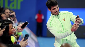 Carlos Alcaraz se hace fotos con aficionados en Doha.