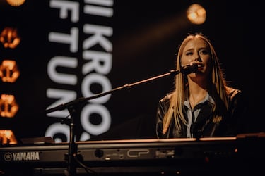 Actuación musical de Lea, cantante, compositora y teclista alemana.