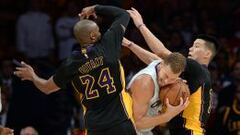 Kobe Bryant y Jeremy Lin tratan de parar a Blake Griffin.