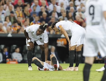 Michy Batshuayi con Gonçalo Guedes.