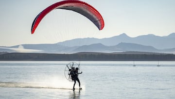 El piloto profesional de paramotor Nicolas Aubert, caminando y volando sobre el agua. 