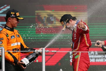 Carlos Sainz celebra en el podio su victoria.