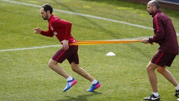 Sesión distendida en el Atlético; Juanfran ya hace césped