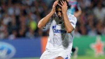 Bastos hunde un poco más al Schalke de Raúl