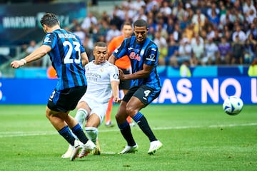 67 minutos, eso es lo que ha tardado Kylian Mbappé en marcar su primer gol como jugador del Real Madrid. Lo intentó primero Vinicius, pero no lo logró por poco. Lo buscó después Bellingham, que sí llegó a conectar con el francés, que recibió del inglés, amagó al rival y clavó un disparo a la mismísima escuadra. Qué forma de estrenarse.