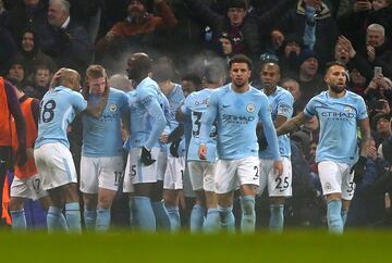 El Manchester City de Pep Guardiola es la sensación del mundo del fútbol. Los celestes hicieron ver como un equipo amateur al poderoso Tottenham, al golearlos 4-1 en el Ettihad Stadium, con goles de Gündogan, De Bryune y un doblete de Sterling. La victoria llevó a los mancunianos a alcanzar 52 puntos de 54 posibles en la Premier actual y a extender su racha de 16 victorias consecutivas, la mejor marca invicta en la historia del fútbol inglés.