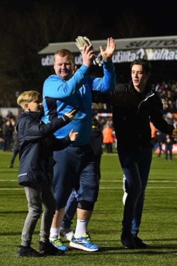 Wayne Shaw saluda al público al terminar el partido contra el Arsenal de quinta ronda de la FA Cup que disputó su equipo, el Sutton United de quinta división.