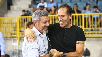 Futbol, Deportes Iquique vs Palestino.
Fecha 4, Campeonato Nacional 2025.
El director tecnico de Deportes Iquique Miguel Ramirez saluda al director tecnico de Palestino Lucas Bovaglio antes del partido de primera division disputado en el estadio Tierra de Campeones de Iquique, Chile.
08/03/2025
Alex Diaz/Photosport
Soccer, Deportes Iquique vs Palestino.
Date 4, National Championship 2025.
Deportes Iquique technical director Miguel Ramirez greets Palestino technical director Lucas Bovaglio before the first division match played at Tierra de Campeones stadium in Iquique, Chile.
08/03/2025
Alex Diaz/Photosport
