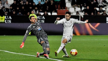 Iván Villar, portero del Celta, despeja el balón ante la presión de Víctor Valverde, centrocampista del Albacete, en la eliminatoria de la Copa del Rey disputada en el Carlos Belmonte.
