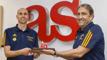 Albert Oliver, base del Herbalife Gran Canaria, recibe la tarta por su 40 cumplea&ntilde;os de manos de su entrenador, Luis Casimiro, durante la visita a As. 