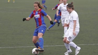 Una temporada más tarde se fue al Levante, donde lo jugó todo (34 partidos ligueros) y se convirtió en una de las revelaciones de la temporada. Un año difícil en el que el fallecimiento de su padre marcó el curso. El fútbol fue su refugio y le ayudó a seguir adelante ante la pérdida. Con 34 partidos y quince goles fue una de las estrellas del campeonato.