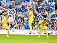Rafa Marín despeja un balón.