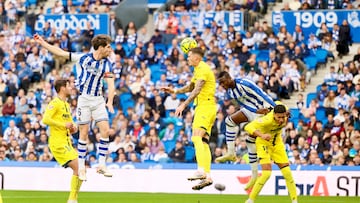 Rafa Marín despeja un balón.