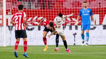 Núñez despeja un balón con Simón bajo palos y Vencedor.