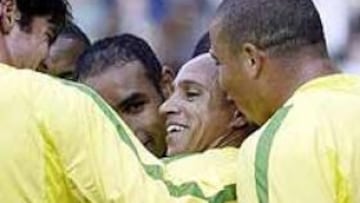 <b>DOMINANTES.</B> Los brasileños llevaron la voz cantante durante los 90 minutos conducidos por su capitán Cafu, logrando el único tanto del encuentro a los 15 minutos gracias a un fuerte disparo de Roberto Carlos.