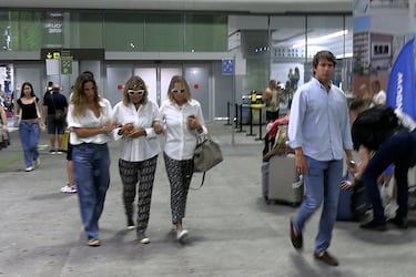 Cari Lapique, completamente destrozada, llega a Málaga ante la muerte de su hija Caritina acompañada de su hermana Miriam, Carla Vega-Penichet y Carlos Cortina.