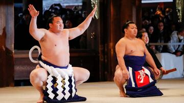 El luchador de sumo Yokozuna Hakuho realiza el ritual de Año Nuevo.