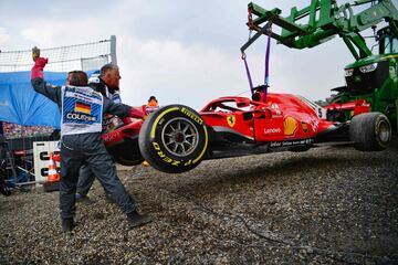 Sebastian Vettel perdió el control de su Ferrari y se fue contra la valla. Tuvo que abandonar la carrera. 