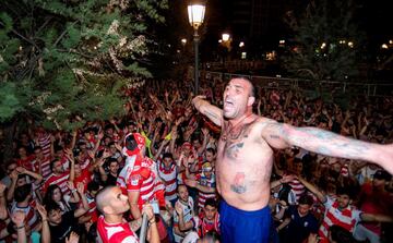 Miles de aficionados del Granada CF celebran en la céntrica Fuente de las Batallas de la capital andaluza el regreso a Primera.