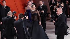 Lady Gaga protagoniza uno de los momentos más empáticos durante la alfombra roja de los Premios Oscar 2023 tras la caída de uno de los fotógrafos.