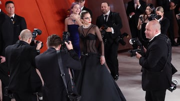 Lady Gaga protagoniza uno de los momentos más empáticos durante la alfombra roja de los Premios Oscar 2023 tras la caída de uno de los fotógrafos.