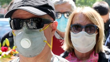 Sarajevo (Bosnia And Herzegovina), 04/05/2020.- People wearing protective face masks walk on the street in downtown Sarajevo, Bosnia and Herzegovina, 04 May 2020. Countries around the world are taking increased measures to stem the spread of the SARS-CoV-