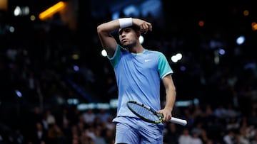 Paris (France), 31/10/2024.- Carlos Alcaraz of Spain wipes his face during his round of 16 match against Ugo Humbert of France at the Rolex Paris Masters tennis tournament in Paris, France, 31 October 2024. (Tenis, Francia, España) EFE/EPA/YOAN VALAT