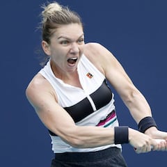 Halep sufre, pero sigue en la pelea por el número uno