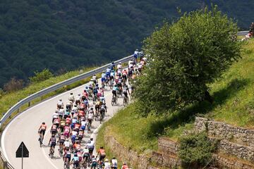 El pelotón durante la quinta etapa del Giro de Italia 2022 con un recorrido 174 kilómetros entre Catania y Messina.
