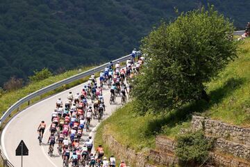 El pelot¨®n durante la quinta etapa del Giro de Italia 2022 con un recorrido 174 kil¨®metros entre Catania y Messina.