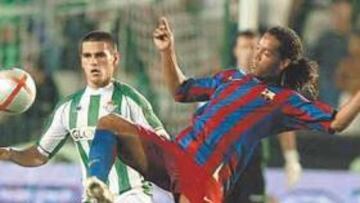 <b>EL ARTISTA. </b>Ronaldinho, a punto de ampliar su contrato, marcó un golazo de falta en Sevilla: 0-3.