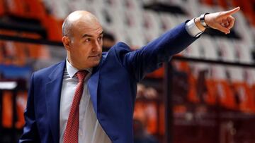 GRAFCVA8952. VALENCIA, 24/10/2020.- El técnico del Valencia Basket, Jaume Ponsarnau, hace una indicación a sus jugadores durante el partido ante el Casademont Zaragoza correspondiente a la séptima jornada de la Liga Endesa disputado en el pabellón de la Fuente de San Luis de Valencia. EFE/Miguel Ángel Polo