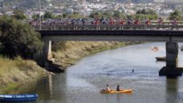 El pelot&oacute;n cruza el puente sobre el r&iacute;o Tamuxe.