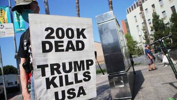 LOS &Aacute;NGELES, CALIFORNIA - 21 DE SEPTIEMBRE: Un manifestante sostiene un cartel que dice &#039;200K Dead Trump Kills USA&#039; en una marcha contra &#039;Muerte, mentiras y fascismo&#039; el 21 de septiembre de 2020 en los &Aacute;ngeles, California.