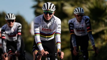 GRAFCVA4245. BENIDORM (ALICANTE), 10/12/2024.- El ganador del Giro y Tour 2024 el esloveno del UAE Emirates, Tadej Pogacar (centro), rueda con sus compañeros por las carreteras entre las localidades de Benidorm y Altea durante los entrenamientos que están realizando en su concentración de pretemporada en Alicante. EFE/ Manuel Bruque