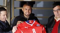 Arturo Vidal cumple con charlas y hace regalo a Bomberos