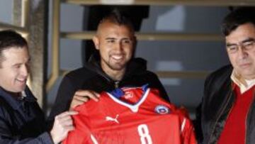 Aparte de dar charlas en centros del Servicio Nacional de Menores (Sename), le entregó una camiseta de la selección chilena firmada por él, que usó en la final de la Copa América.