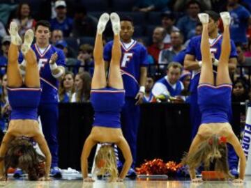 Las animadoras de los Florida Gators, en un momento de su coreografía.