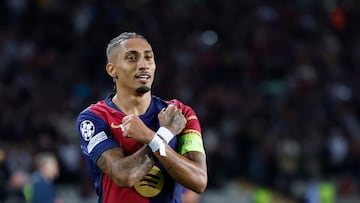 BARCELONA, 23/10/2024.- El delantero del Barcelona Raphinha celebra tras marcar el cuarto gol ante el Bayern, durante el partido de la Liga de Campeones que FC Barcelona y Bayern Munich disputan este miércoles en el estadio Olímpico Lluis Companys. EFE/Alberto Estévez