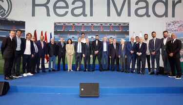 Karim Benzema posa junto con todas las personalidades del club blanco que se han acercado a su acto de despedida.