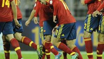 <b>ENTRE PILLOS ANDA EL JUEGO.</b> Alba y Pedro, que marcaron los cuatro goles de la Selección, se felicitan tras uno de los tantos logrados ayer en Bielorrusia.