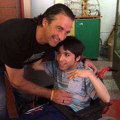 Pizzi se distrae visitando uno de los institutos de la Teletón