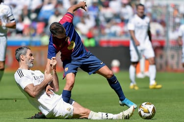 Fernando Sanz y Javier Saviola durante el partido de Leyendas en entre el Real Madrid y el Fútbol Club Barcelona.