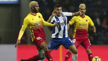 POR114. OPORTO (PORTUGAL), 21/12/2017. Corona (c) del FC Porto en acción ante Marcao (i) del Rio Ave durante un partido del grupo D de la Copa de la Liga de Portugal hoy, jueves 21 de diciembre de 2017, en el estadio Dragao de Oporto (Portugal). EFE/Manuel Araujo
