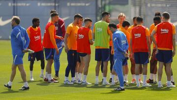 Xavi, pensativo antes de iniciar un ejercicio en el entrenamiento de ayer en Sant Joan Desp&iacute;.