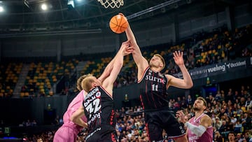BILBAO, 17/11/2024.- El pívot islandés del Surne Bilbao Basket Tryggvi Hlinason (2i) y el ala-pívot belga del Surne Bilbao Basket Thijs de Ridder (2d) luchan un rebote con los jugadores del Joventut, durante el partido de la Liga ACB de baloncesto disputado este domingo en el Bilbao Arena de la capital vizcaína. EFE/Javier Zorrilla